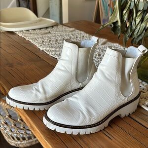 White Chelsea Boots with Chunky Sole and Elastic Panels